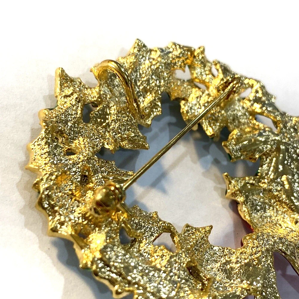 Vintage Christmas brooch goldtone wreath & green enamel pin pendant rhinestones